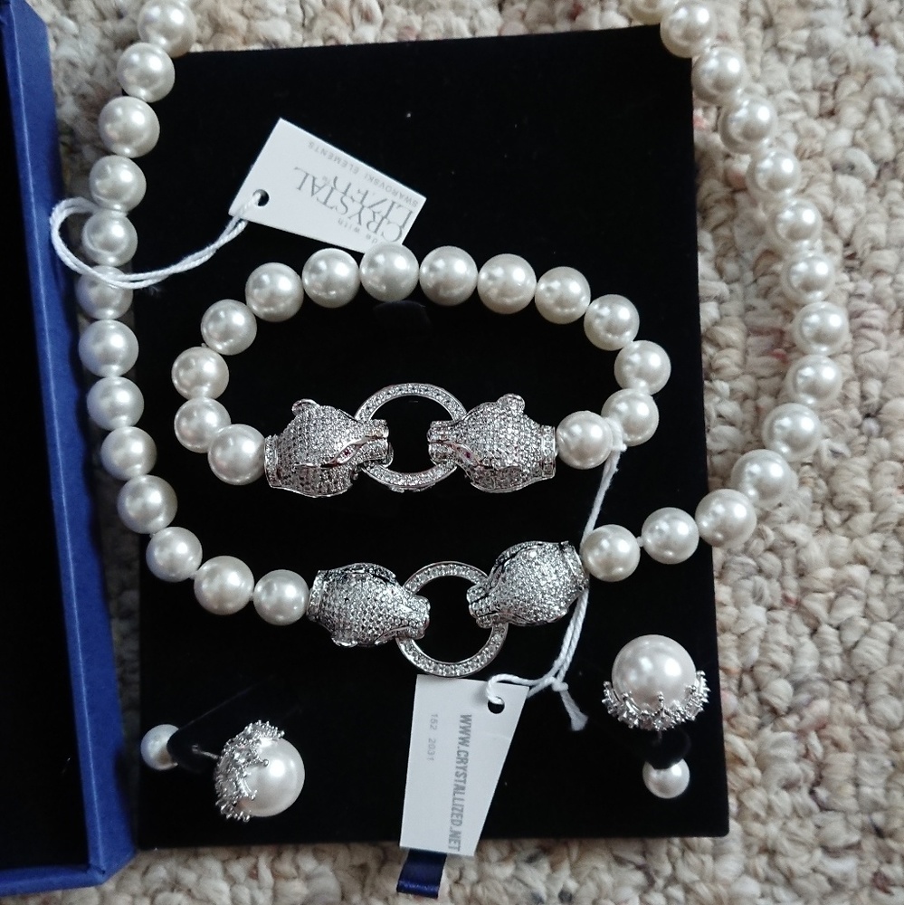 Exquisite 3 piece Faux Pearl Swarovski Element Set